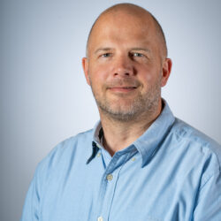 Homme en chemise bleue - Agrandir l'image, fenêtre modale